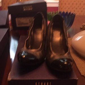 Capital flexynappex graphite patent leather heels